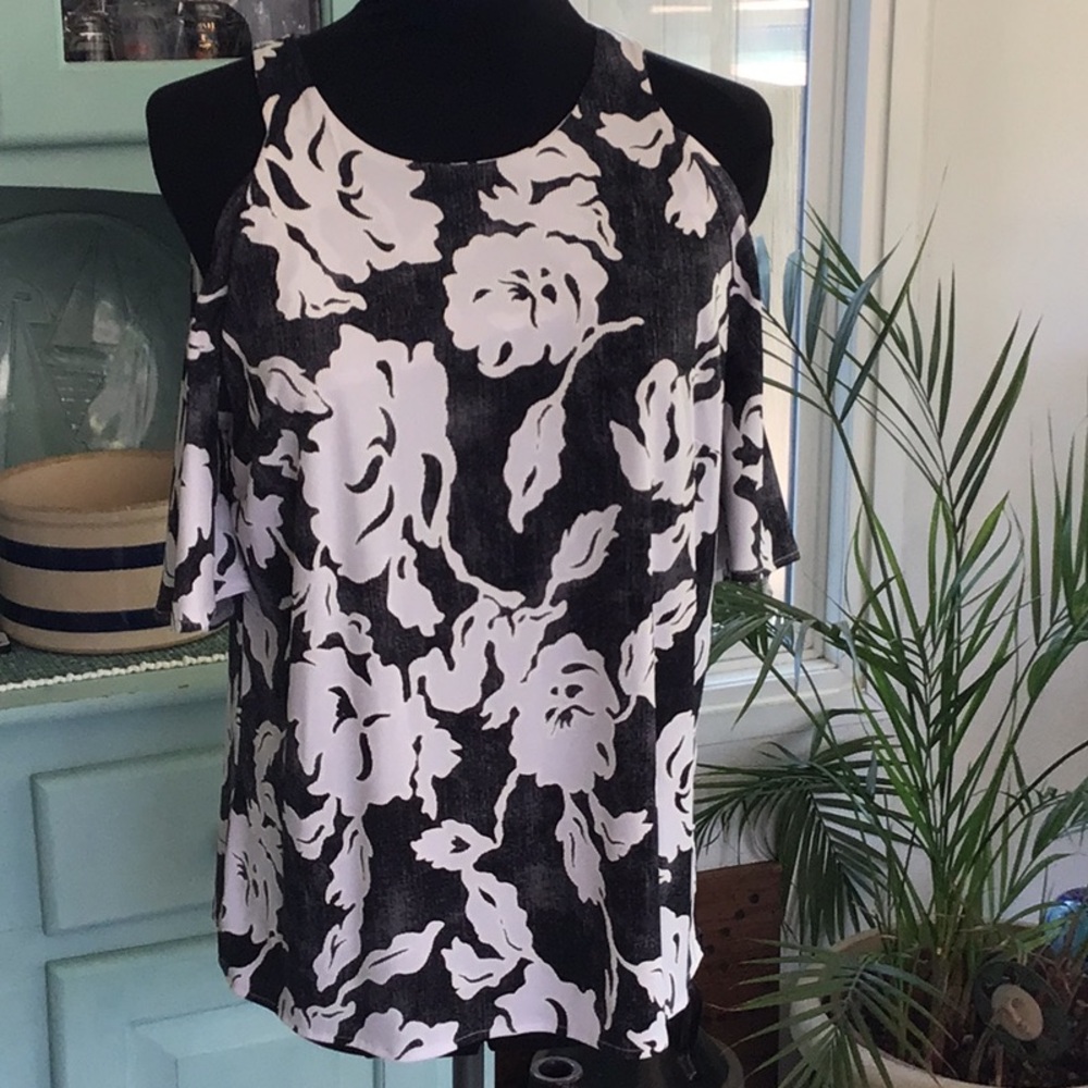 Cold Shoulder Short Sleeve Top